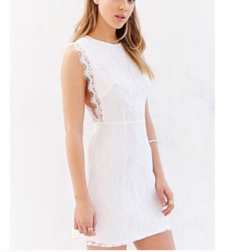 💍💍White pinafore lace minidress from Kimchi Blue